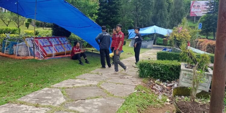 Persuasif,  Satpol PP Kabupaten Solok Lakukan Penertiban PKL di Taman Tugu Ayam dan RSUD Arosuka