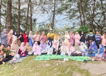 Gelar Karya Wisata, MAN 2 Solok Berpisah dengan Guru Pensiun di Pantai Tiram