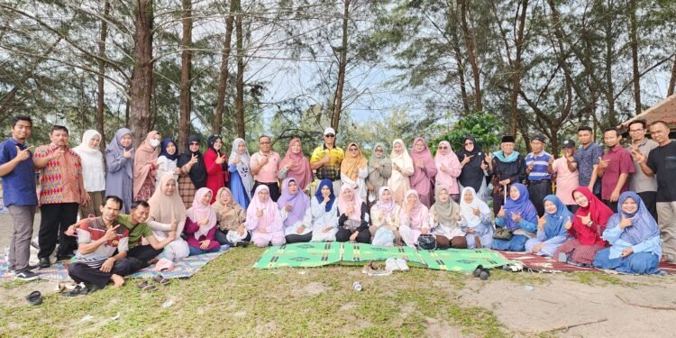 Gelar Karya Wisata, MAN 2 Solok Berpisah dengan Guru Pensiun di Pantai Tiram