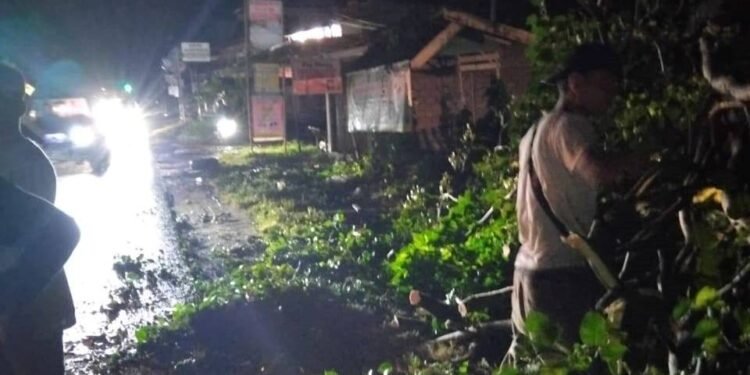 Angin Kencang Landa Dharmasraya, Sejumlah Kaca RSUD Sungai Dareh Pecah