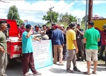 Masyarakat unjuk rasa