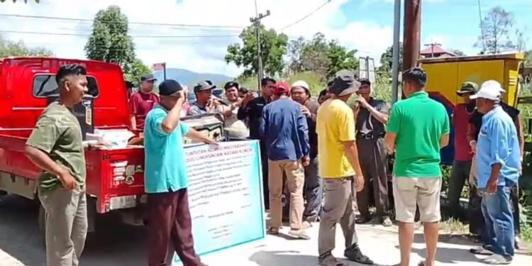 Masyarakat unjuk rasa