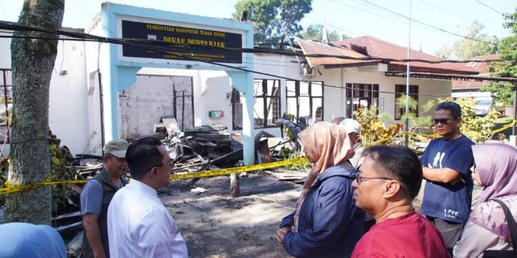 Kantor Dinas Pertanian Tanah Datar Ludes Terbakar, Bupati Eka Putra: Musibah Ini Menjadi Peringatan Agar Tetap Waspada Terhadap Bahaya Kebakaran