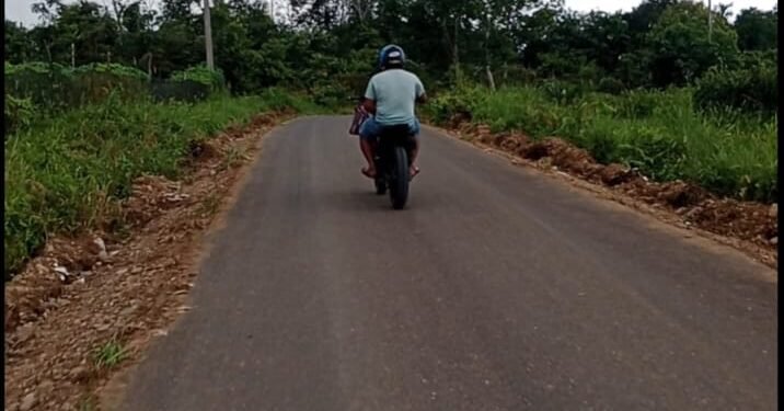 PT X Dareh Bantu Warga Membuat Jalan Usaha Tani