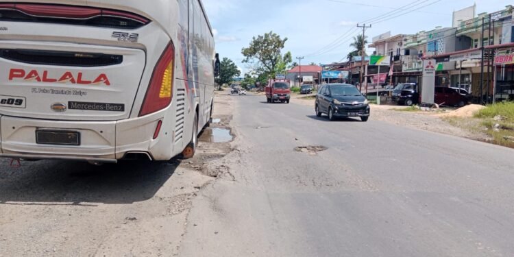Memprihatinkan! Kondisi Jalinsum di Wilayah Dharmasraya Dipenuhi Lobang, Ini Jawaban Satker PJN II Sumbar