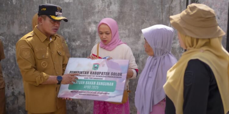 Bawa Bantuan Rp 92 Juta Bagi Pembangunan RTLH dan Korban Kebakaran, Bupati Jon Firman Pandu Kunjungi Nagari Surian dan Sungai Nanam