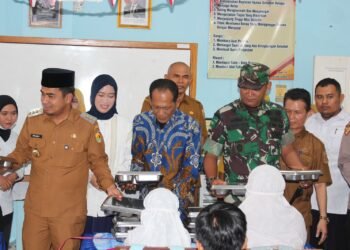 Launching Makan Bergizi Gratis, Anggota DPRD dan Walikota Solok Bagikan 600 Paket Makanan kepada Pelajar SD