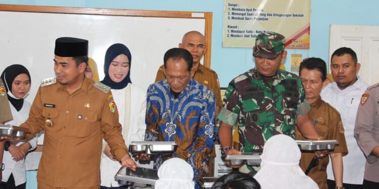 Launching Makan Bergizi Gratis, Anggota DPRD dan Walikota Solok Bagikan 600 Paket Makanan kepada Pelajar SD