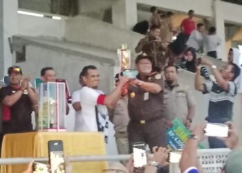 Kalahkan Tuan Rumah Lewat Adu Pinalti 1-3, PS Pemkab Solok Boyong Piala Walikota Padang Panjang ke Arosuka