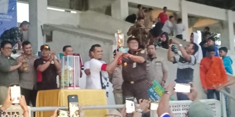 Kalahkan Tuan Rumah Lewat Adu Pinalti 1-3, PS Pemkab Solok Boyong Piala Walikota Padang Panjang ke Arosuka