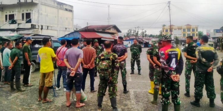 Pasar Pulau Punjung dibersihkan Melalui Aksi Goro Satgas TMMD Kodim 0310/SSD