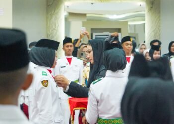Bupati Annisa Kukuhkan 74 Anggota Paskibraka Dharmasraya Tahun 2025