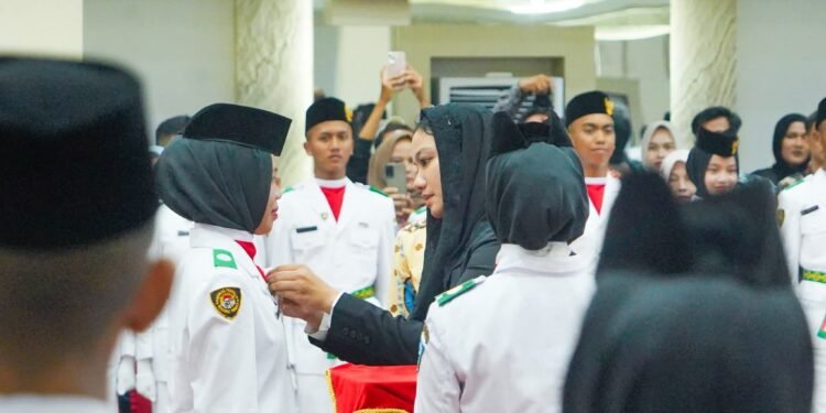 Bupati Annisa Kukuhkan 74 Anggota Paskibraka Dharmasraya Tahun 2025