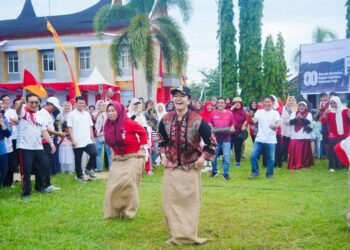 Canda Tawa Merebak, Bupati Annisa Bersama ASN Ikuti Pacu Karung HUT RI ke-80