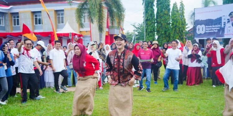Canda Tawa Merebak, Bupati Annisa Bersama ASN Ikuti Pacu Karung HUT RI ke-80