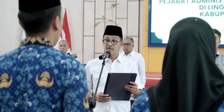Lantik Pejabat Administrator dan Pengawas, Bupati Khairunas Sebut Tidak Ada Unsur Kedekatan atau Suka Tidak Suka