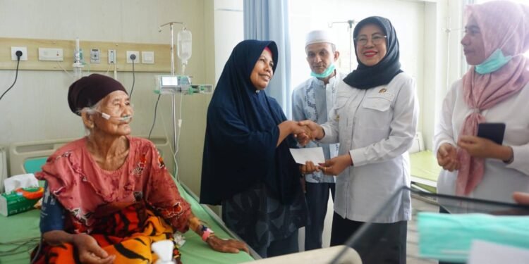 Melalui Wabup Leliarni, 30 Pasien RSUD Sungai Dareh Terima Bantuan Yayasan Qolbun Salim