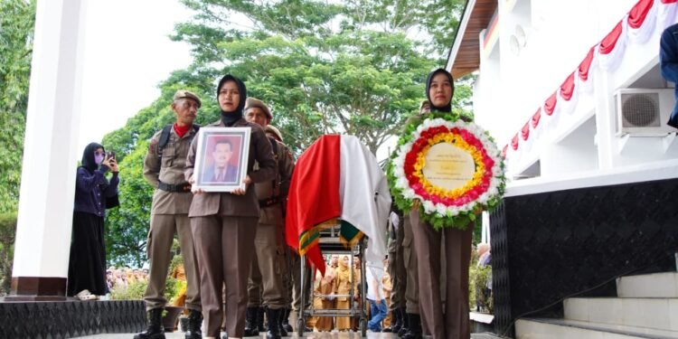Suasana Duka Lepas Jenazah Alfian Jamrah, Bupati Eka Putra Sebut Almarhum Sosok Pamong Senior yang Cerdas dan Rendah Hati