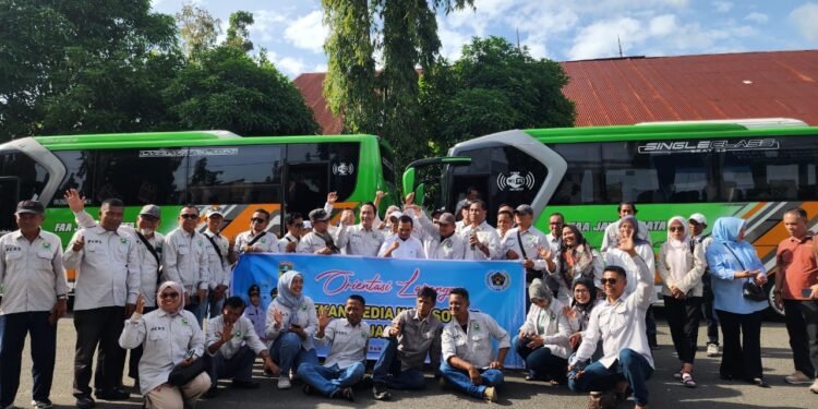 Berkumpul Sejak Subuh, Wabup Candra Lepas Wartawan Solok Menuju Dewan Pers Via Darat