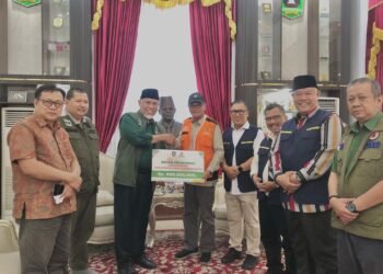Gubernur Mahyeldi Terima Bantuan Rp1,15 Miliar dari Pemprov Kepri untuk Korban Banjir Bandang