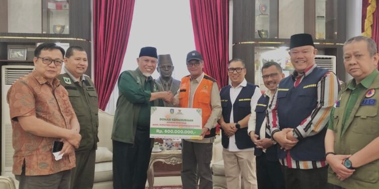 Gubernur Mahyeldi Terima Bantuan Rp1,15 Miliar dari Pemprov Kepri untuk Korban Banjir Bandang