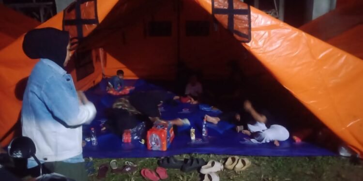 Bukit Limbang Gantung Ciri Retak 150 Meter, Sebanyak 210 Warga Bermukim di Kaki Bukit Diungsikan