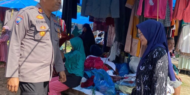 Sisir Pasar Talang, Kasat Binmas Polres Solok Beri Himbauan Menjelang Tahun Baru