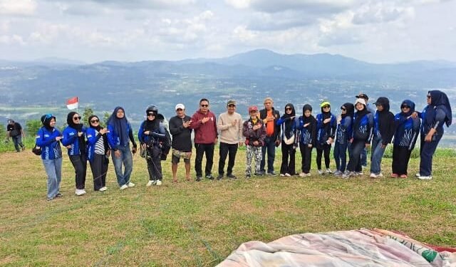 Persiapan Menjelang Porprov Sumbar 2026, Atlet Paralayang Jajal Kemampuan di Puncak Garundun Kota Solok