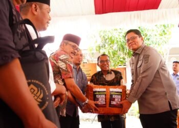 Wabup Ahmad Fadly Dampingi Penyaluran 375 Paket Bantuan Kementerian Kebudayaan RI di Batsel