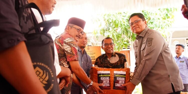 Wabup Ahmad Fadly Dampingi Penyaluran 375 Paket Bantuan Kementerian Kebudayaan RI di Batsel