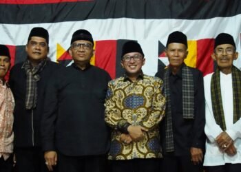 Bupati Eka Putra Hadiri Prosesi Menaiki Rumah Gadang Wamenaker, Perkuat Nilai Adat dan Kebersamaan di Pagaruyung