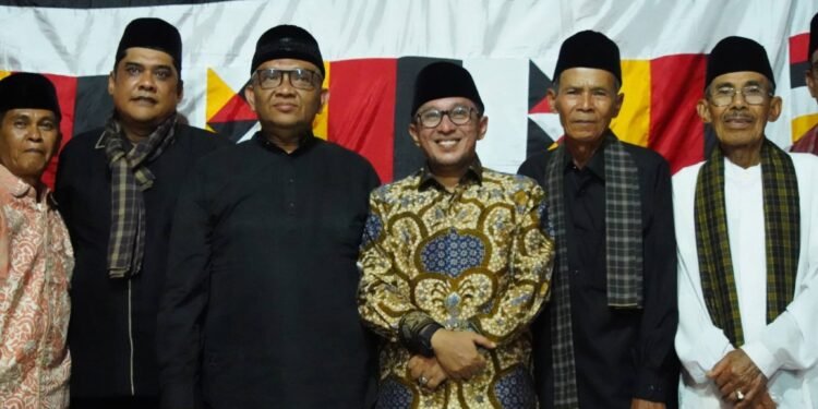 Bupati Eka Putra Hadiri Prosesi Menaiki Rumah Gadang Wamenaker, Perkuat Nilai Adat dan Kebersamaan di Pagaruyung