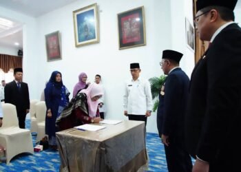 9 Pejabat Pemkab Tanah Datar Dilantik, Bupati Eka Putra Tekankan Profesionalisme dan Kinerja ASN
