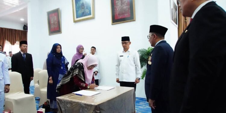 9 Pejabat Pemkab Tanah Datar Dilantik, Bupati Eka Putra Tekankan Profesionalisme dan Kinerja ASN