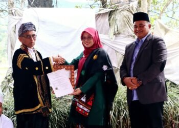 Tradisi Plakat Panjang Nagari Surian Diakui Sebagai Kekayaan Intelektual Komunal, Sertifikat Diserahkan Disparbud Solok  