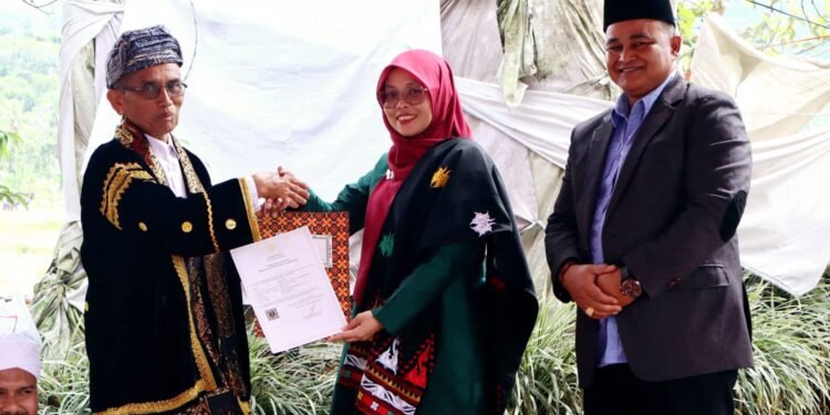 Tradisi Plakat Panjang Nagari Surian Diakui Sebagai Kekayaan Intelektual Komunal, Sertifikat Diserahkan Disparbud Solok  