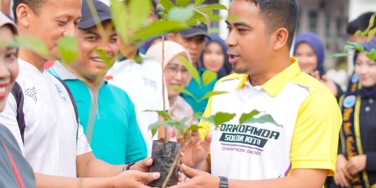 Moment Car Free Day, Walikota Solok Bagikan Bibit Bakau dan Periksa Kesehatan Gratis