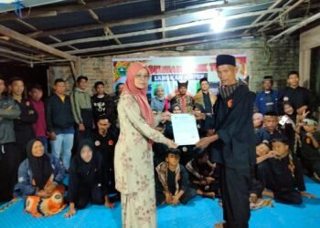 Komitmen Lestarikan Tradisi, Pemkab Solok Serahkan SK Terdaftar Sasaran Silek Tuo Lipek Pageh