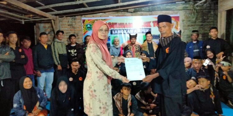 Komitmen Lestarikan Tradisi, Pemkab Solok Serahkan SK Terdaftar Sasaran Silek Tuo Lipek Pageh