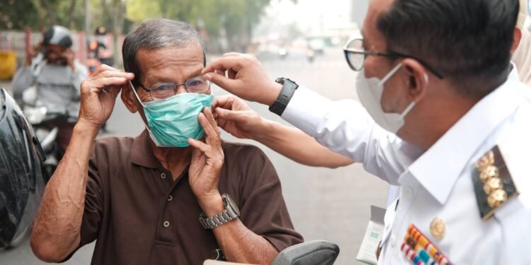Bagikan Masker