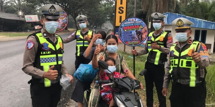 Bagikan Masker