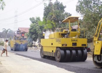 Pengaspalan ruas jalan