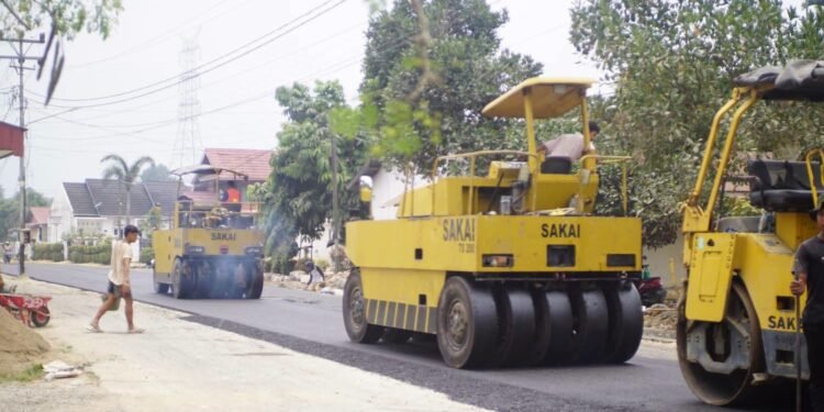 Pengaspalan ruas jalan