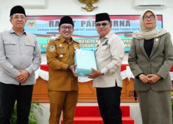 Eka Putra Ajukan Ranperda APBD 2027, Pendapatan Tanah Datar Dipatok Rp1,11 Triliun
