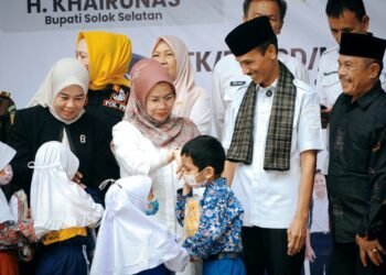 pakaian sekolah gratis