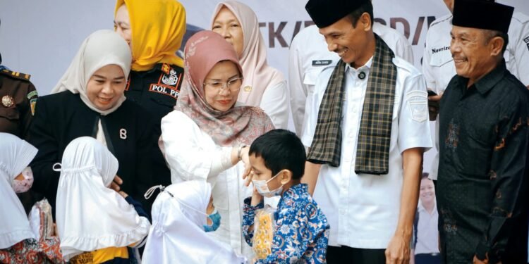 pakaian sekolah gratis