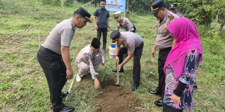 Tak Hanya Jaga Kamtibmas, Polres Solok Kota Tanam 50 Pohon Produktif di Kinari